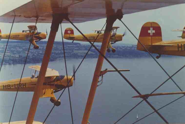 Bueckerstaffel  ueber dem Bielersee 1974 in Grenchen