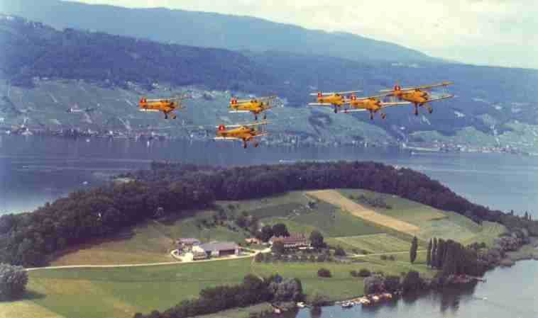 Bueckerstaffel  ueber dem Bielersee 1974 in Grenchen